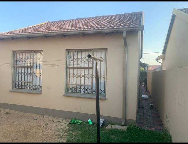 2 BEDROOM PROPERTY TO RENT IN FLEURHOF